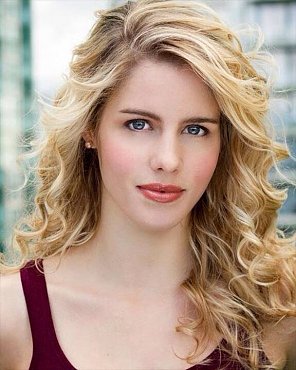 Clique na imagem para uma verso maior

Nome:	         Emily Bett Rickards.jpg
Visualizaes:	7
Tamanho: 	89,3 KB
ID:      	27124