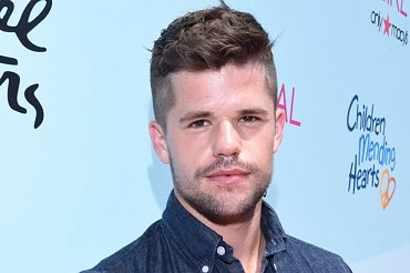 Clique na imagem para uma verso maior

Nome:	         Charlie Carver.jpg
Visualizaes:	4
Tamanho: 	31,2 KB
ID:      	33158