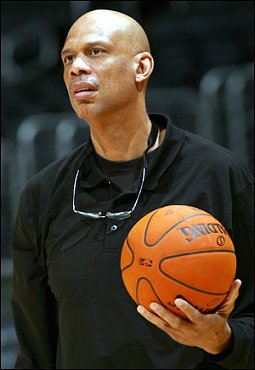 Clique na imagem para uma verso maior

Nome:	         kareem abdul-jabbar.jpg
Visualizaes:	9
Tamanho: 	38,6 KB
ID:      	6156