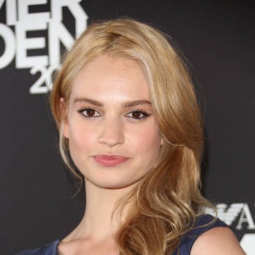 Clique na imagem para uma verso maior

Nome:	         Lily James (1).jpg
Visualizaes:	301
Tamanho: 	24,3 KB
ID:      	22375