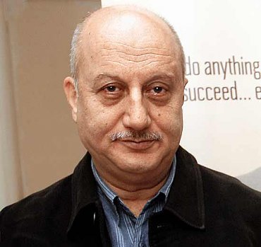 Clique na imagem para uma verso maior

Nome:	         Anupam Kher.jpg
Visualizaes:	10
Tamanho: 	19,4 KB
ID:      	26907